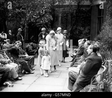 Die Herzogin von York (Mitte) und ihre beiden kleinen Töchter Prinzessin Elizabeth (links) und ihre Schwester Prinzessin Margaret (vorne) bei einem behinderten Ex-Soldaten Verkauf von Arbeit auf 35 Lowndes Square in London. Stockfoto