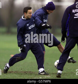 Chelsea's Dennis Wise (links) und Teamkollege Frank Le Beouf während einer Trainingseinheit in Heathrow bei London. Chelsea-Trainer Claudio Ranieri muss entscheiden, ob Dennis Wise für sein Spiel gegen Arsenal, der zum Sturz seines Vorgängers beigetragen hat, im Mittelfeld bleiben soll. WISE Frustration darüber, dass er aus der Position gespielt wurde, oft am Flügel-Rücken, und dann am Neujahrstag fallen gelassen wurde, führte dazu, dass er nahe an den Club in dieser Woche kam. Er wurde vor allem von dem Vorsitzenden Ken Bates, dem Geschäftsführer Colin Hutchinson und Teamkollegen unter der Leitung von Gianfranco Zola überredet, zu bleiben. Stockfoto