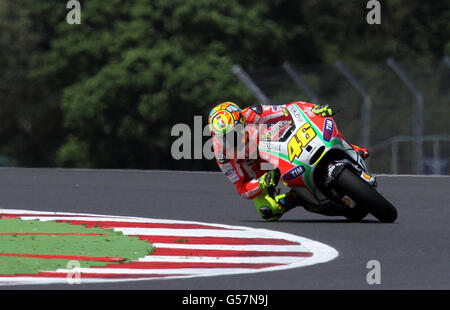 Motorradfahren - 2012 Hertz großer Preis von Großbritannien - erster Tag - Moto GP - Silverstone. Italiens Valentino Rossi auf den Duacti während des Trainings des britischen Moto Grand Prix am ersten Tag in Silverstone, Northamptonshire. Stockfoto