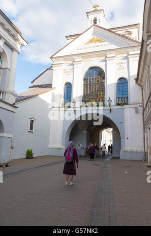 VILNIUS, Litauen - 7. Juni 2016: Menschen am Ausros Tor (Tor der Morgenröte) mit Basilika von Madonna Ostrobramska in Vilnius, Litauen Stockfoto