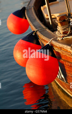 Angelboot/Fischerboot mit drei orange Bojen Stockfoto