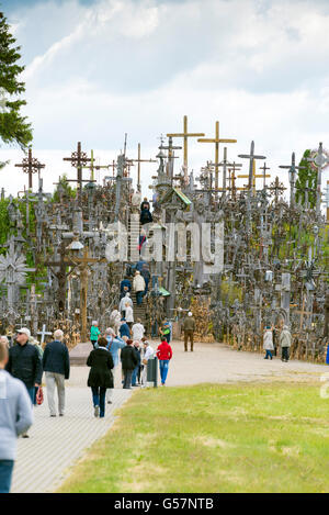 SIAULIAI, Litauen - 9. Juni 2016: Nicht identifizierten Personen am Berg der Kreuze, Kryziu Kalnas, Litauen, ein Ort der Anbetung für Chr Stockfoto