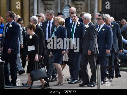 Premierminister David Cameron führt MPs einschließlich George Osborne und Tom Watson, wie sie von den Houses of Parliament, St.-Margarethen Kirche, London, für einen Dienst des Gebets und der Erinnerung zum Gedenken an Jo Cox MP verarbeiten. Stockfoto