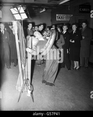 Unterhaltung - Norman Wisdom - Heathrow Airport. Der britische Komiker Norman Wisdom am Flughafen Heathrow. Stockfoto