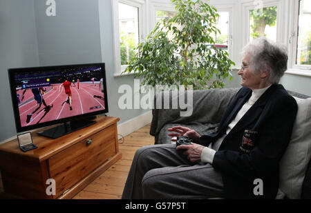 Jean Pickering, 82, aus Welwyn Garden City, einem der ältesten lebenden britischen Olympioniken und stolzer Bronzemedaillengewinnerin, Während sie versuchte, ihre 100-Meter-Bestzeit von den Olympischen Spielen 1952 in Helsinki zu schlagen, indem sie eine Vorschau auf London 2012 - das offizielle Videospiel der Olympischen Spiele, das am 29. Juni startet, vorsah. Stockfoto