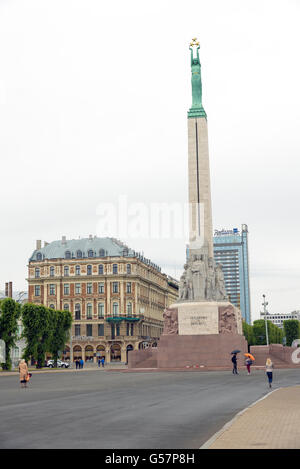 RIGA, Lettland - Juni 10,2016: The Freedom Monument befindet sich ein Denkmal befindet sich in Riga, Lettland, Ehrung der Gefallenen während der L Stockfoto