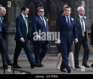 Premierminister David Cameron führt MPs einschließlich George Osborne und Tom Watson, wie sie von den Houses of Parliament, St.-Margarethen Kirche, London, für einen Dienst des Gebets und der Erinnerung zum Gedenken an Jo Cox MP verarbeiten. Stockfoto