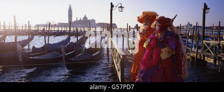 Masketeers auf dem Steg des Canal Grande Venedig Maske Festival Stockfoto