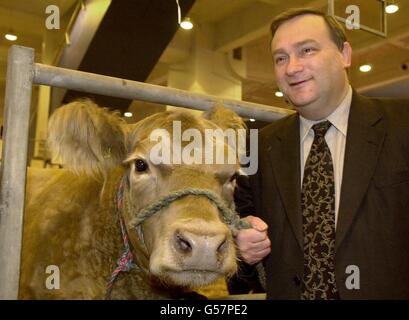 Landwirtschaftsminister Nick Brown während der Royal Smithfield Show, die er offiziell am Earls Court in London eröffnete. Stockfoto