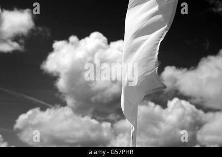 RNLI Rettungsschwimmer Sicherheitsflaggen. b&w Porthkidney Strand Stockfoto