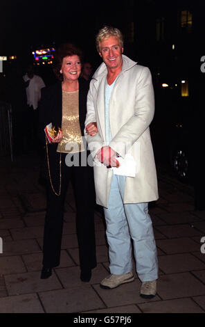 TV-Moderatorin Cilla Black und Paul O'Grady, besser bekannt als Lily Savage, kommen in den Fountain Studios in London an, um ein Publikum mit Ricky Martin aufzunehmen. Stockfoto