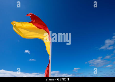 RNLI Sicherheitsfahne rote und gelbe Porthkidney Strand Lelant Cornwall Stockfoto