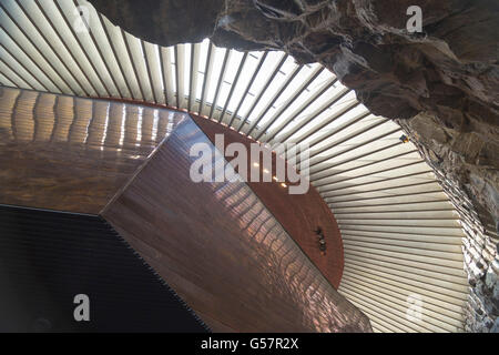 HELSINKI, Finnland - 13. Juni 2016: Weiches Licht durch die Kuppel des Tempels in den Felsen (Temppeliaukio-Kirche) in Hels Stockfoto