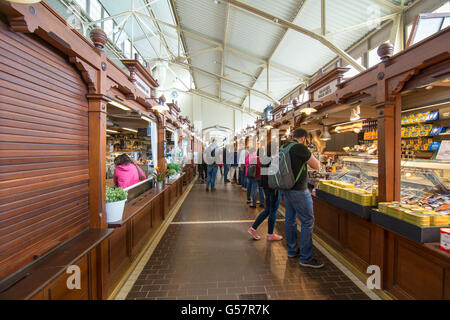 HELSINKI, Finnland - 14. Juni 2016: Alte Markthalle in Helsinki seinen Kunden seit 1889 diente. Händler verkaufen alles fr Stockfoto