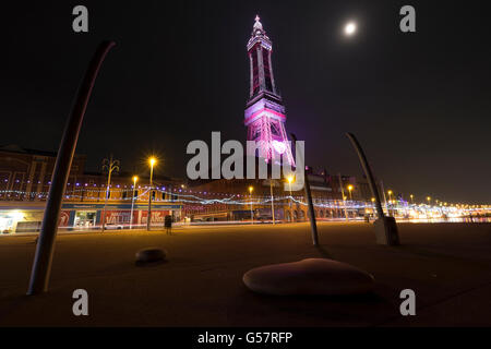 Blackpool Tower beleuchtet in der Nacht in rosa Stockfoto