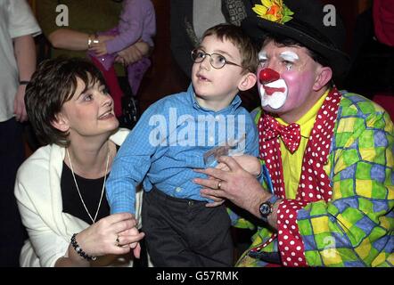 Die Frau von Premierminister Tony Blair, Cherie, trifft den fünfjährigen Harry Withers aus Hull und Flop Top, den Clown (Joe Powdrill), bei der Kinderweihnachtsfeier des Schatzkanzlers in der Downing Street 11 in London. Stockfoto