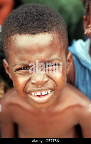 Ein Kind von der Entwicklungsfirma Hope for Children, Mandela Project in Kingston, Jamaika, während des Besuches des Channel Four Gameshow Big Brother-Teilnehmers Darren Ramsey. Stockfoto