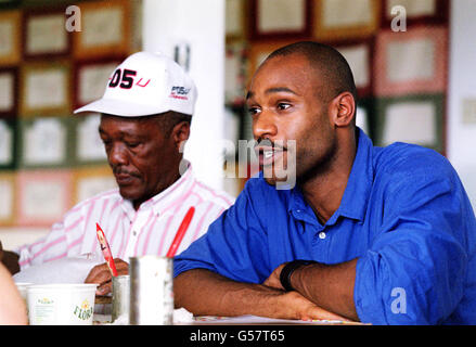 Channel Four Gameshow Big Brother Kandidat Darren Ramsey (rechts) bei seinem Besuch bei der Entwicklungsfirma Hope for Children, Mandela Project in Kingston, Jamaika. Stockfoto