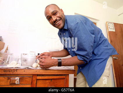 Channel Four gameshow Big Brother Kandidat Darren Ramsey bei der Hope for Children Development Company, Mandela Project in Kingston, Jamaika. Stockfoto