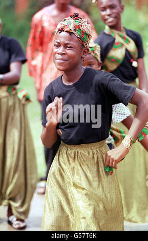 Ein Mädchen von der Entwicklungsfirma Hope for Children, Mandela Project in Kingston, Jamaika, während des Besuches des Channel Four Gameshow Big Brother-Teilnehmers Darren Ramsey. Stockfoto