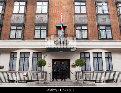 Polizeibeamte vor dem King Edward VII Krankenhaus, im Zentrum von London, wo der Herzog von Edinburgh nach einer Blasenentzündung eingenommen wurde. Stockfoto