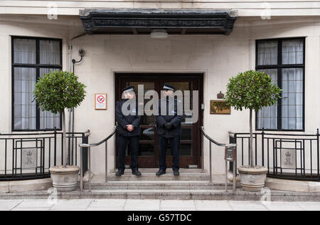 Polizeibeamte vor dem King Edward VII Krankenhaus, im Zentrum von London, wo der Herzog von Edinburgh nach einer Blasenentzündung eingenommen wurde. Stockfoto