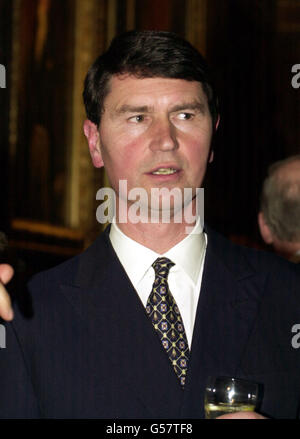 Tim Laurence, der Ehemann der Prinzessin, bei einer Party im Schloss Windsor, die die Königin zu ihrem 50. Geburtstag veranstaltet hat und an der Gäste von Wohltätigkeitsorganisationen und Organisationen teilnahmen, für die die Prinzessin die Schirmherrschaft hat. Stockfoto