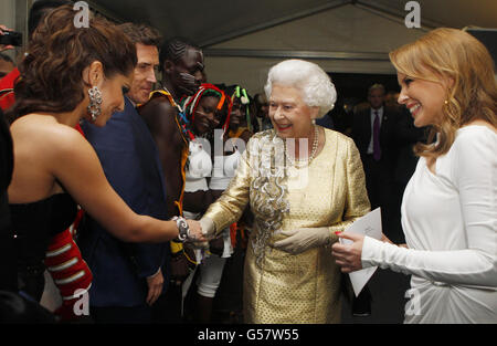 Queen Elizabeth II trifft Cheryl Cole backstage beim Diamond Jubilee Concert vor dem Buckingham Palace, London. Stockfoto