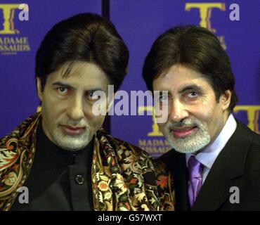 Der legendäre Bollywood-Schauspieler Amitabh Bachchan (rechts) enthüllt seine Wachsfigur bei Madame Tussaud's in London. Die Aufnahme von Herrn Bachchan in die Ausstellung folgt einer öffentlichen Umfrage Anfang dieses Jahres, bei der der erste indische Filmstar für Madame Tussuads ausgewählt wurde. Stockfoto