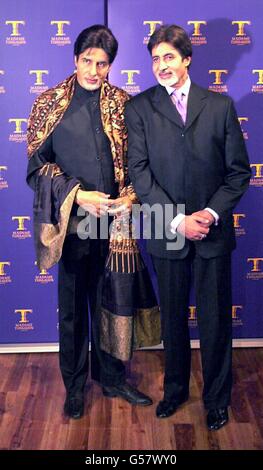 Der legendäre Bollywood-Schauspieler Amitabh Bachchan (rechts) enthüllt seine Wachsfigur bei Madame Tussaud's in London. Die Aufnahme von Herrn Bachchan in die Ausstellung folgt einer öffentlichen Umfrage Anfang dieses Jahres, bei der der erste indische Filmstar für Madame Tussuads ausgewählt wurde. Stockfoto