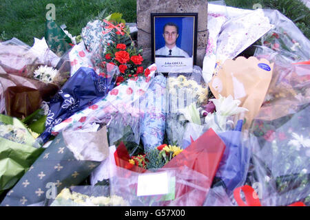 Blumen unter der Polizeiflagge am halben Mast vor der Polizeistation in Margate waren PC Jon Odell ein Beamter. PC Odell, 30, aus Margate, Kent, wurde vor Kollegen auf der Shottendane Road gemästet. *... in der Stadt, als er versuchte, einen Autofahrer während einer Geschwindigkeits- und Getränkekontrolle zu stoppen. Eine 34-jährige Frau, ein 31-jähriger Mann aus Margate und ein 48-jähriger Mann aus Herne Bay wurden wegen Mordes verhaftet. Die Polizei hat zugegeben, dass sie im Zusammenhang mit dem Tod von PC Odell eine vierte und möglicherweise eine fünfte Person jagte. Stockfoto