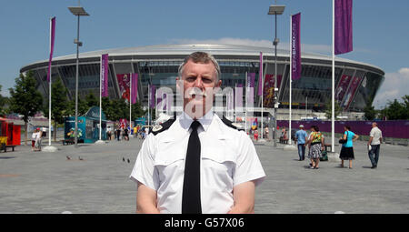 Der stellvertretende Chefkonstellator Andy holt, der ACPO-Chef für den Fußball, wird die britische Polizeioperation beim Euro 2012-Wettbewerb vor der Donbass Arena in Donetsk, Ukraine, beaufsichtigen. Stockfoto