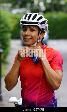 Dame Kelly Holmes trainiert in ihrem Heimatdorf Hildenborough, Kent, um auf dem ersten Prudential RideLondon-Surrey 46 zu reiten, während sie ihr Streben fortsetzt, £250,000 für fünf Wohltätigkeitsorganisationen aufzubringen: Dame Kelly Holmes Trust, Hospice in the Weald, Myeloma UK, Pickering Cancer Center und Mind UK. Stockfoto