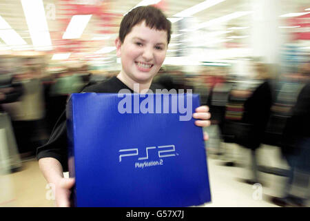 Joe Jones, 14 Jahre alt, präsentiert sein neues PlayStation 2-System im Kingston Park Tesco Store in Newcastle. Joe stand sechs Stunden in der Schlange und war der erste, der eine der neuen Spielkonsolen im Laden bekam. Stockfoto