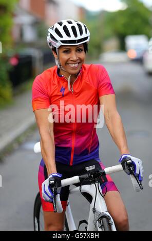 Dame Kelly Holmes trainiert in ihrem Heimatdorf Hildenborough, Kent, um auf dem ersten Prudential RideLondon-Surrey 46 zu reiten, während sie ihr Streben fortsetzt, £250,000 für fünf Wohltätigkeitsorganisationen aufzubringen: Dame Kelly Holmes Trust, Hospice in the Weald, Myeloma UK, Pickering Cancer Center und Mind UK. Stockfoto