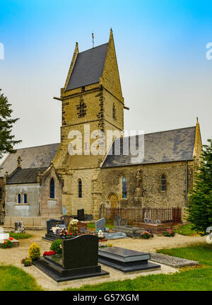 Angoville-au-Plain, Carentan, Normandie, Frankreich – die Dorfkirche, wo zwei Sanitäter behandelt, verletzte am D-Day im Juni 1944 Stockfoto