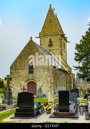 Angoville-au-Plain, Carentan, Normandie, Frankreich – die Dorfkirche, wo zwei Sanitäter behandelt, verletzte am D-Day im Juni 1944 Stockfoto