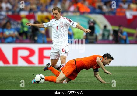 Fußball - UEFA Euro 2012 - Gruppe B - Niederlande - Dänemark - Metalistisches Stadion. Der niederländische Mark Van Bommel und der dänische Christian Eriksen (links) kämpfen um den Ball Stockfoto