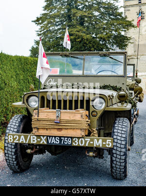 Angoville-au-Plain, Carentan, Normandie, Frankreich – ein Willys MB LKW ¼ Ton 4 x 4 Jeep ausgestattet in Krankenwagen passen außerhalb der Kirche Stockfoto