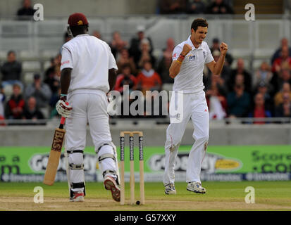 Der englische Steven Finn (rechts) feiert, nachdem er das Wicket von West Indies Darren Sammy beim dritten Testspiel in Edgbaston, Birmingham, übernommen hat. Stockfoto