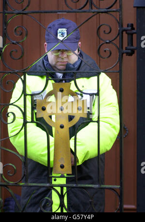 Ein Sicherheitsmann wacht über das Tor der Dornoch Cathedral, Sutherland in Schottland, nachdem man spekuliert hatte, dass Madonna und Guy Ritchie sich über das intensive internationale Medieninteresse an der Taufe ihres kleinen Sohnes Rocco Sorgen machten. Stockfoto