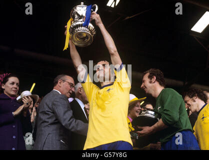 Arsenal Kapitän Frank McLintock hebt den FA Cup nach Arsenals Sieg über Liverpool im FA Cup Finale 1971 im Wembley Stadium, London. Stockfoto