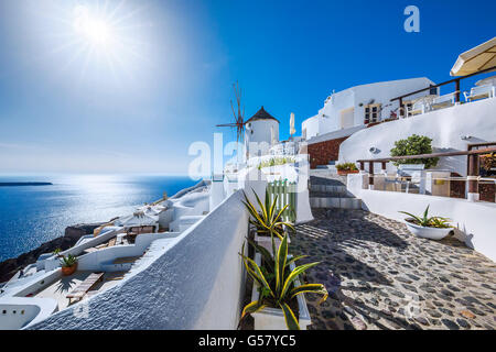 Dorf Oia mit Sonne, Santorin, Griechenland Stockfoto