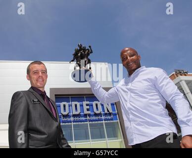 West Bromwich Albion star Cyrille Regis erhält ein commemorative Statuette Stockfoto