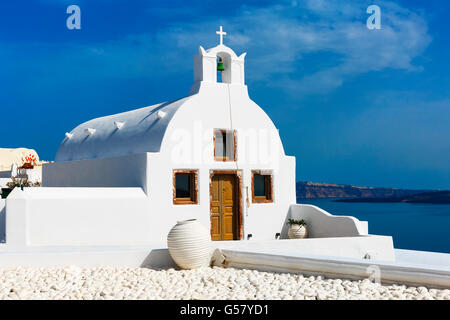 Kleine traditionelle griechische orthodoxe Kirche in Oia, Santorin Stockfoto