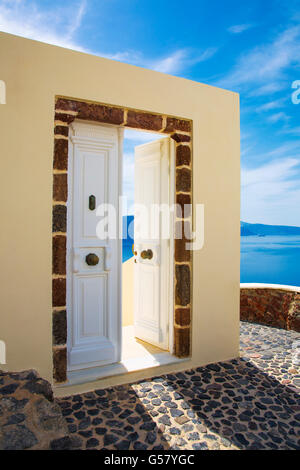 Blick auf das Meer und Architektur in Oia, Santorini, Griechenland Stockfoto