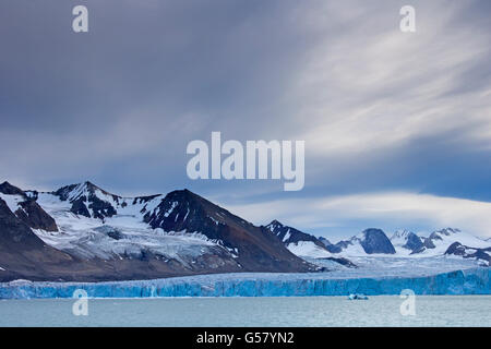 Samarinbreen Gletscher mündet in Samarinvågen, Bucht des Fjords Hornsund in Sørkapp Land auf Spitzbergen, Svalbard Stockfoto