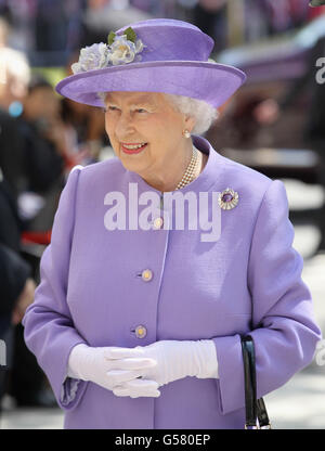 Königin Elizabeth II. Kommt an, um eine neue Entbindungsstation im Lister Hospital in Stevenage zu eröffnen. Stockfoto