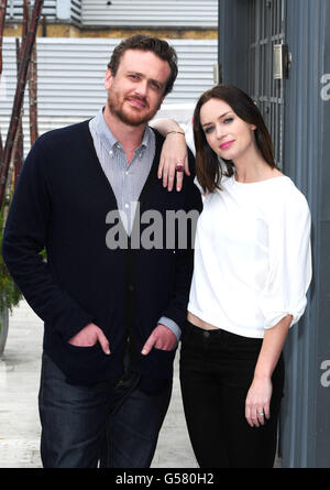 Jason Segel und Emily Blunt nehmen vor der Veröffentlichung ihres neuen Films Five Year Engagement im Soho Hotel in London an einer Fotoausstellung Teil. Stockfoto