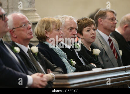 Labour Leader Jeremy Corbyn ist flankiert von Baronin Angela Smith (Mitte links) und Baroness Stowell von Beeston, wie sie einen Dienst des Gebets und der Erinnerung zum Gedenken an Jo Cox MP bei St-Margarethen Kirche, London zu besuchen. Stockfoto